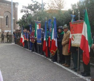 COMMEMORAZIONE A NOVEMBRE A PADOVA ISSA BANDIERA DELL'USR BTG SETTE COMUNI DI FRONTE ALLA CHIESA DELLA PACE A PADOVA DOVE SONO TUMULATI PIU' DI 5000 CADUTI GG